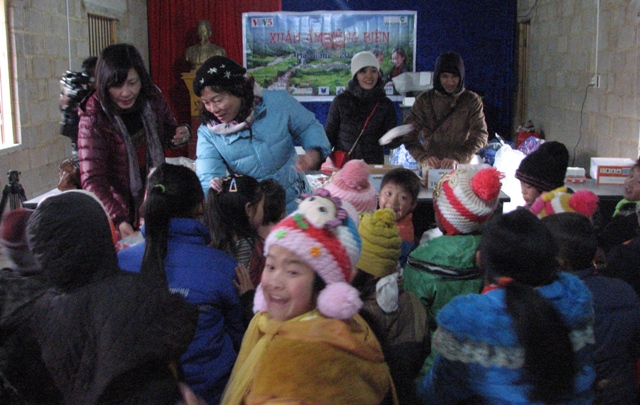 VOV5 ມອບ​ຂອງ​ຂວັນ​ຢູ່​ເມືອງ ແມ່ວ​ຫວ​າກ